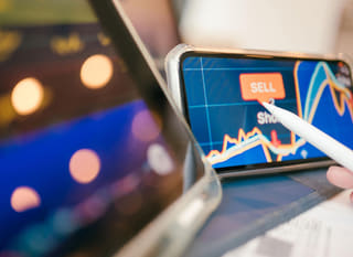 Trader på flere markeder som vurderer Bitcoin, Ethereum og forex-opsjoner